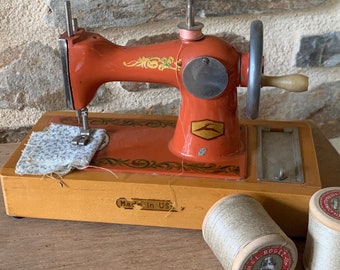 Collectible metal children's sewing machine made in USSR, decorative children's miniature sewing machine toy