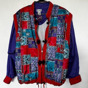 VINTAGE Lavon Jacka, Stor Röd Blå Metallic Broderad, Quiltad Patchwork, Retro Lavon Vindjacka