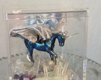 Alicornio Viajero de la Galaxia: Escena de fantasía en miniatura con mosaico de cristal, decoración de estantería con encaje de hadas, criaturas míticas brillantes, un regalo de bolsillo.