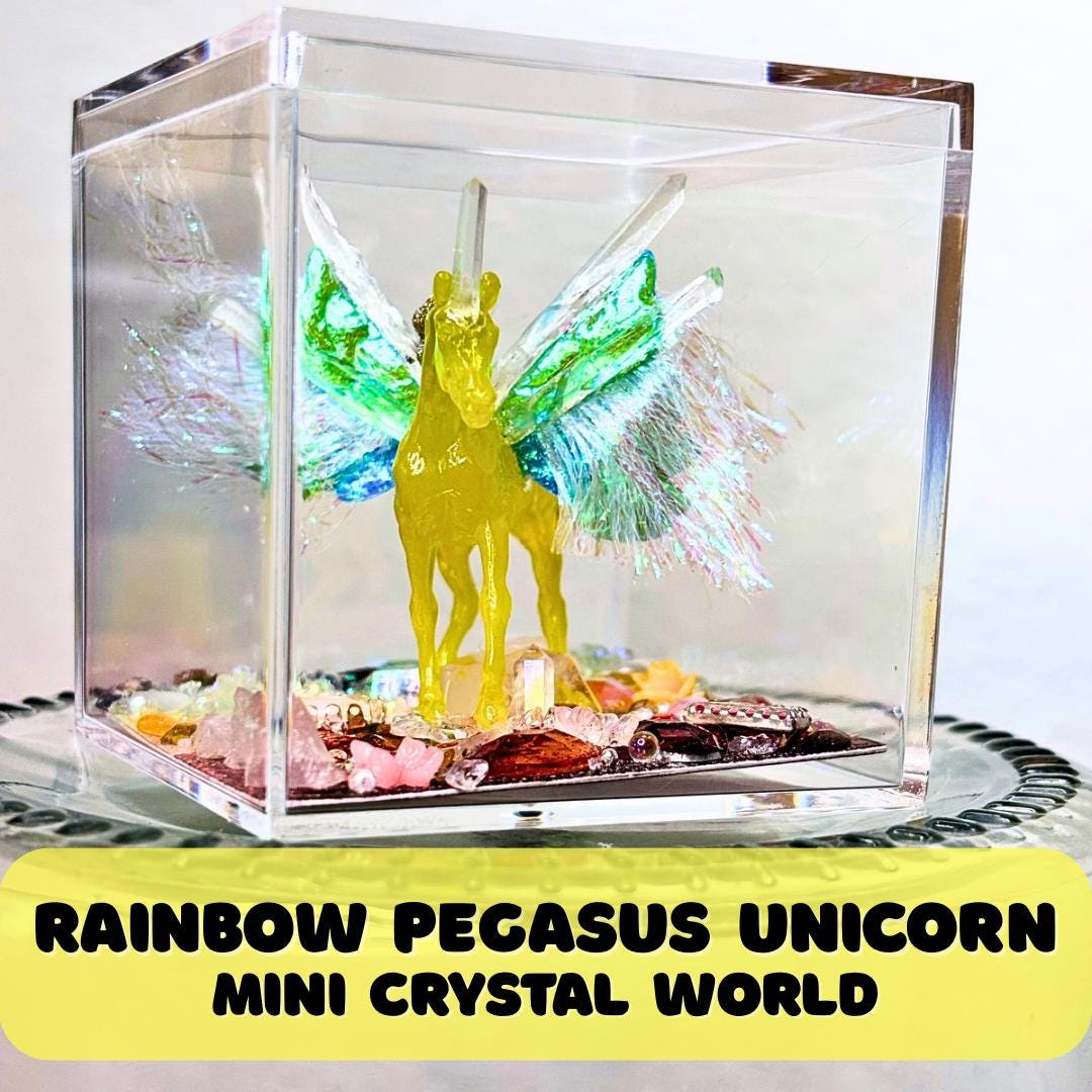 Unicornio Amarillo Crystal World: Decoración de estantería con escena de fantasía en miniatura con diamantes de imitación, criatura mítica brillante, regalo de altar de bolsillo.