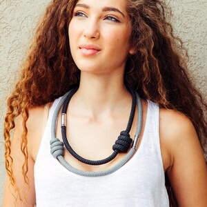 Grijze en zwarte koordketting: minimalistische statement-sieraden