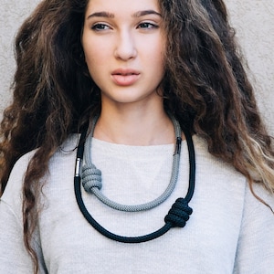 Zwart-grijze ketting met touwknoop: eigentijdse statement-sieraden