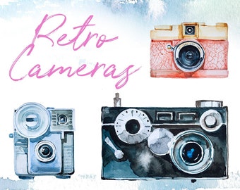 Pode incluir: Uma ilustração em aguarela com três câmaras e o texto cursivo rosa Retro Cameras. A câmara no canto superior direito é laranja, a inferior esquerda é azul e a inferior direita é preta. Cada câmara apresenta lentes e mostradores.