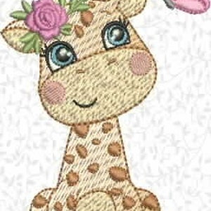Pode incluir: Uma girafa bordada com uma coroa floral e uma expressão sorridente. A girafa tem manchas marrons, olhos azuis e bochechas rosadas. Uma borboleta rosa paira por perto. O desenho está sobre um fundo branco com um padrão floral sutil.