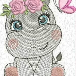 Pode incluir: Design bordado de um hipopótamo sorridente usando uma coroa de flores e uma borboleta rosa. O hipopótamo é cinza com olhos azuis, bochechas rosa e barriga e pés rosa claro. A coroa de flores apresenta duas rosas rosa e folhas verdes.