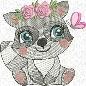 Pode incluir: Um guaxinim bordado com uma coroa de flores e uma borboleta rosa. O guaxinim tem pelo cinza e branco, olhos azuis e bochechas rosadas. A coroa de flores apresenta rosas rosas e folhas verdes. A borboleta é rosa.