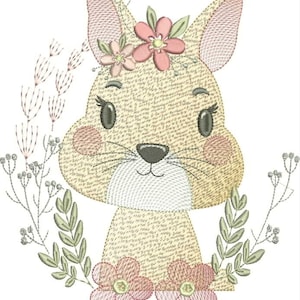 Pode incluir: Um design de bordado detalhado de um coelho com uma coroa de flores e bochechas rosadas. O coelho é cercado por uma grinalda de folhas e flores em cores pastel. O design tem uma aparência texturizada e costurada, ideal para artesanato.