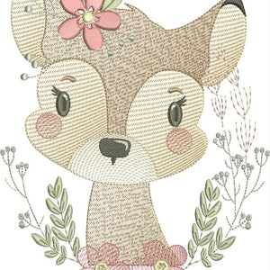 Pode incluir: Design bordado de um veado com olhos grandes, bochechas rosadas e uma coroa de flores. O veado é cercado por detalhes florais e foliares em tons de rosa, verde e bege, criando um tema caprichoso inspirado na natureza.