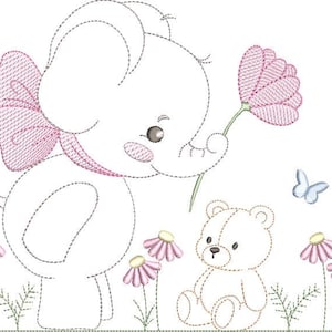 以下が含まれることがあります： ピンクのリボンをつけた白い象がピンクの花を持っている刺繍デザイン。テディベアが近くに座り、ピンクの花と水色の蝶に囲まれています。デザインは白い背景にあります。