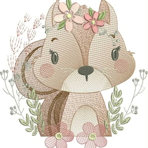 Pode incluir: Imagem bordada de um esquilo com uma coroa floral e bochechas rosadas. O esquilo é marrom claro com um focinho branco e um nariz cinza escuro. Flores rosas e folhas verdes cercam o esquilo, criando um design caprichoso.