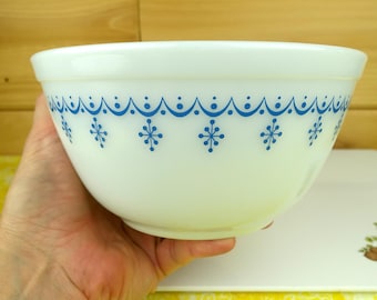 Pyrex 1.5 Liter Mixing Bowl, Snowflake Blue #402, 1970s