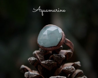 Anillo de cobre con aguamarina natural hecho a mano, joyería de la piedra natal de marzo.
