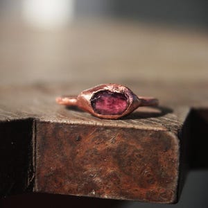 Willekeurige robijn gefacetteerde ring voor vrouwen, koperen ring, statementring, rode robijn sieraden, geboortesteen juli kanker, ruw kristal, stenen ring