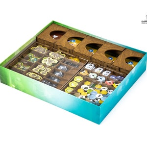 Pu&ograve; includere: Un organizzatore di giochi da tavolo in legno con inserti in plastica trasparente per riporre i componenti del gioco. L'organizzatore &egrave; progettato per il gioco da tavolo "Aeon's End". L'organizzatore ha uno sfondo blu e verde con il testo "Aeon's End" stampato sul lato.