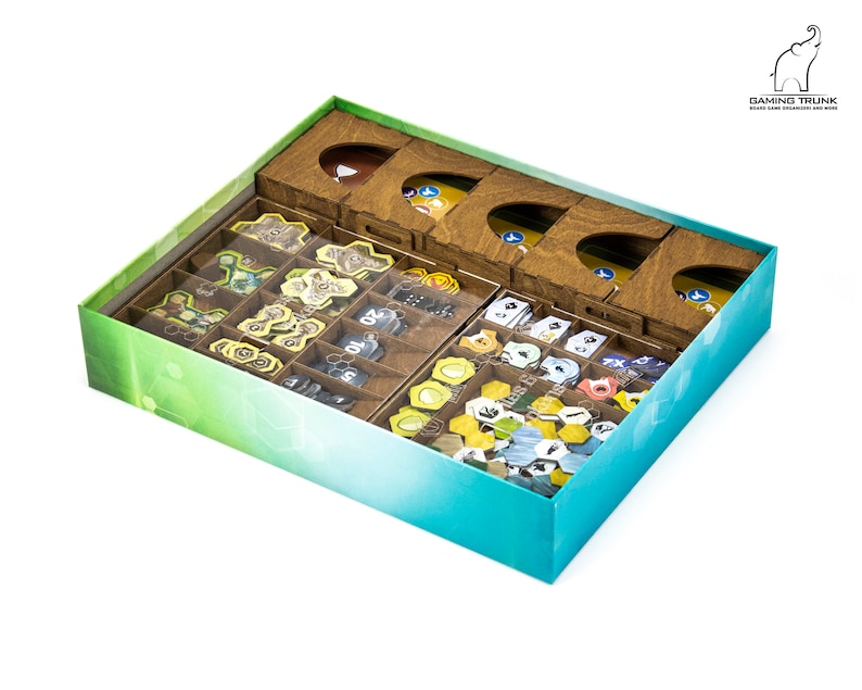 Pu&ograve; includere: Un organizzatore di giochi da tavolo in legno con inserti in plastica trasparente per riporre i componenti del gioco. L'organizzatore &egrave; progettato per il gioco da tavolo "Aeon's End". L'organizzatore ha uno sfondo blu e verde con il testo "Aeon's End" stampato sul lato.