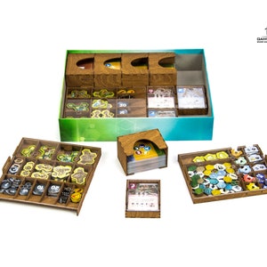 Pu&ograve; includere: Un organizzatore in legno per il gioco da tavolo "Aeon's End: The New Age". L'organizzatore include scomparti per carte, gettoni e altri componenti del gioco. L'organizzatore &egrave; in legno e ha una finitura marrone chiaro. L'organizzatore &egrave; progettato per adattarsi alla scatola del gioco.