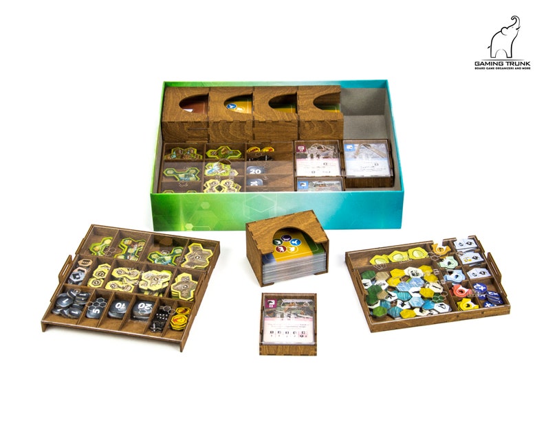 Pu&ograve; includere: Un organizzatore in legno per il gioco da tavolo "Aeon's End: The New Age". L'organizzatore include scomparti per carte, gettoni e altri componenti del gioco. L'organizzatore &egrave; in legno e ha una finitura marrone chiaro. L'organizzatore &egrave; progettato per adattarsi alla scatola del gioco.
