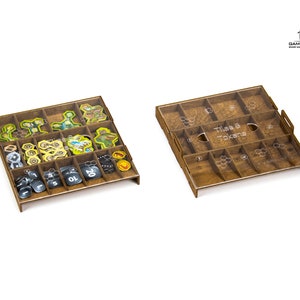Pu&ograve; includere: Un organizzatore in legno con scomparti per riporre i pezzi di gioco. L'organizzatore ha un coperchio trasparente ed &egrave; etichettato "Tile & Tokens".