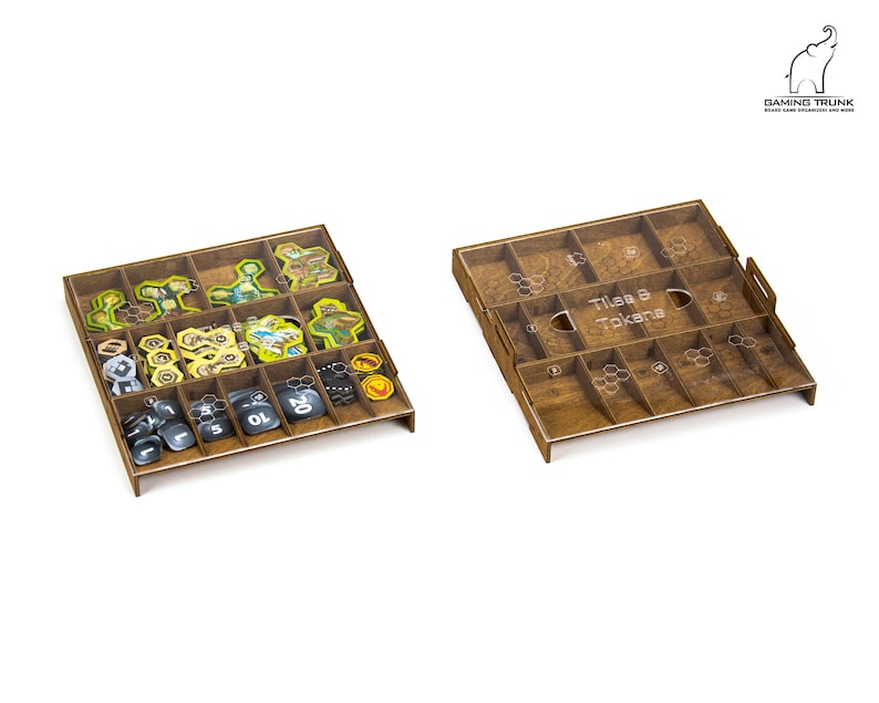 Pu&ograve; includere: Un organizzatore in legno con scomparti per riporre i pezzi di gioco. L'organizzatore ha un coperchio trasparente ed &egrave; etichettato "Tile & Tokens".