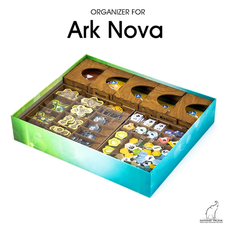 Pu&ograve; includere: Un organizzatore in legno per il gioco da tavolo Ark Nova. L'organizzatore ha scomparti per diversi componenti del gioco, tra cui carte, gettoni e dadi. L'organizzatore &egrave; realizzato in legno e ha un coperchio in plastica trasparente. L'organizzatore &egrave; posto su uno sfondo verde e blu.