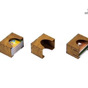 Pu&ograve; includere: Tre portacarte in legno con finitura marrone testurizzata. Ogni portacarte ha una fessura per inserire le carte e un'apertura curva per un facile accesso. I portacarte sono progettati per organizzare e riporre le carte per giochi da tavolo.
