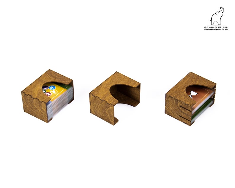 Pu&ograve; includere: Tre portacarte in legno con finitura marrone testurizzata. Ogni portacarte ha una fessura per inserire le carte e un'apertura curva per un facile accesso. I portacarte sono progettati per organizzare e riporre le carte per giochi da tavolo.