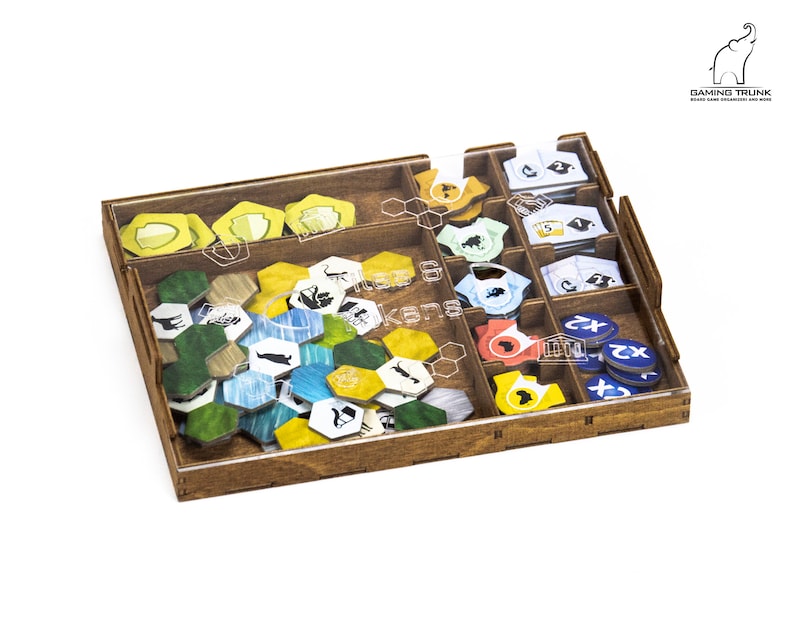 Pu&ograve; includere: Un organizzatore di gioco in legno con inserti in plastica trasparente per riporre i pezzi del gioco. L'organizzatore ha scomparti per diversi tipi di pezzi di gioco, tra cui gettoni, carte e tessere. L'organizzatore &egrave; progettato per adattarsi al gioco "Wingspan".