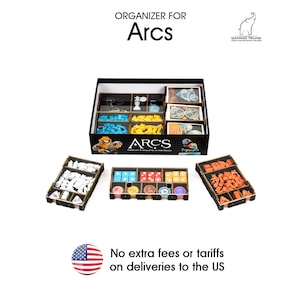 Op de afbeelding: Een zwarte organizer voor het bordspel "Arcs", met compartimenten voor spelstukken in blauw, geel, wit, oranje en andere kleuren. De tekst "Arcs" is zichtbaar. De afbeelding bevat ook de tekst "No extra fees or tariffs on deliveries to the US".