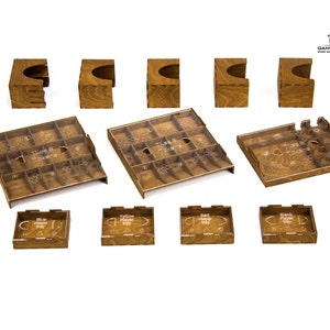 Pu&ograve; includere: Organizzatore di gioco in legno con scomparti per tessere e gettoni. L'organizzatore ha una finitura in legno marrone e include vassoi separati per ogni giocatore.