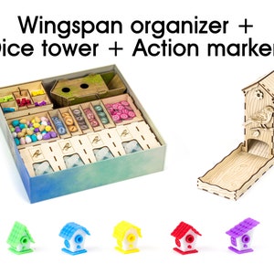 Puede incluir: Organizador de juego de madera para el juego de mesa Wingspan. El organizador incluye una torre de dados, marcadores de acción y compartimentos para las piezas del juego. La torre de dados tiene forma de casita de pájaros con un pájaro en la parte superior. Los marcadores de acción son pequeñas casitas de pájaros de diferentes colores: verde, azul, amarillo, rojo y morado.