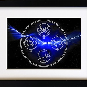 Può includere: Un contorno bianco della sala di controllo del TARDIS di Doctor Who su uno sfondo nero con un effetto di luce blu e bianco.