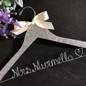 Cintre de mariage personnalisé de paillettes, cintre de mariée, cintre de mariage personnalisé, cadeau de la mariée, cintre de demoiselle d'honneur, cintre de Mme, cadeau de douche de mariage