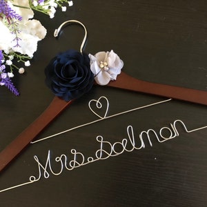 Cintre de mariage personnalisé avec fleur blanche, cintre de mariée, cintre de mariage personnalisé, cadeau de mariée, cintre sur mesure, Mme Hanger, cadeau de douche