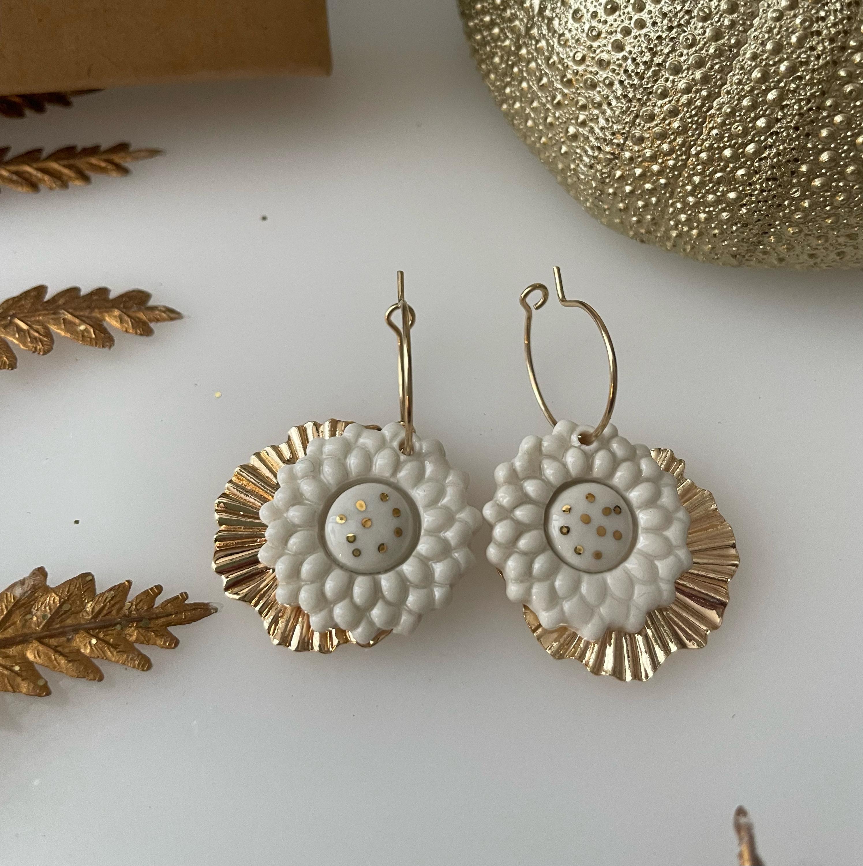 Boucles D'oreilles Percées Perles De Porcelaine Blanc Vintage - Travail D'artiste Français - Occasion Parfait