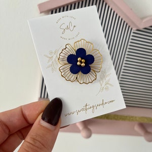 Broche floral azul marino y dorado Regalo poético de madrina regalo de cumpleaños original Accesorio de moda para mujer de moda broche de navidad imagen 1