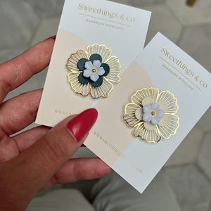 Broches florales élégantes en cuir et doré | Accessoires uniques femme | Cadeau témoin mariage, marraine, maîtresse | Porte bonheur élégant