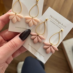 Ohrringe in Nude-Rosa | Schmuck mit pastellfarbenen Blumen | Eleganter und femininer Schmuck | Hochzeitsschmuck | Trendiges Modegeschenk für Frauen