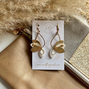 Mother-of-pearl flower earrings | bridal earrings | feminine gift | boho chic wedding | golden floral jewelry