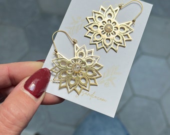 Boucles d'oreilles bohème chic Alma | bijoux mariage | Bijou lotus doré | Bijoux poétique cadeau personnalisé | cadeau noël femme