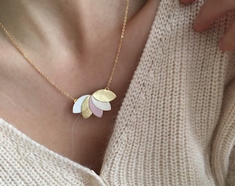 Collier CAPUCINE pétales de fleur Poétique | Collier doré et pastel chaîne dorée à l'or Fin |  Bijou Cuir | Accessoire Mariage | Cadeau Noël