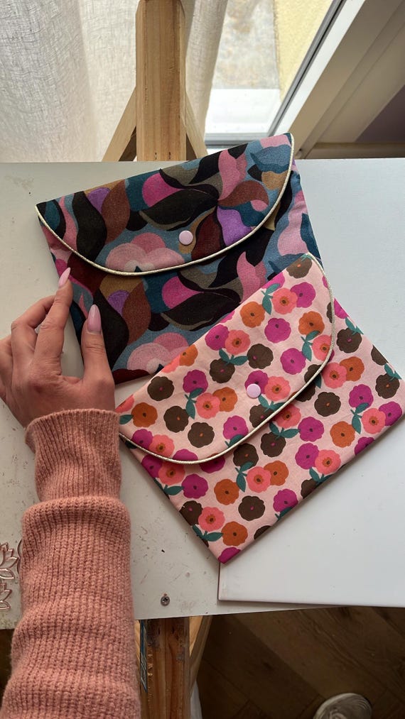 Pochette escapade colorée | Pochette voyage femme | Pochette tissu fleurie | Accessoire du quotidien | Idée cadeau douce & pratique