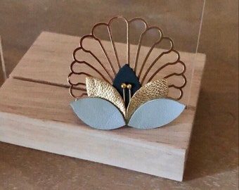 Goldene Blumenbrosche| Pfau poetische Brosche|  Lederschmuck| Geschenk danke Herrin|  Accessoire Zeuge Hochzeit |  Weihnachtsgeschenk