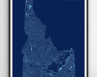 Pode incluir: Um mapa azul e branco do estado de Idaho com a palavra "IDAHO" em texto branco no topo do mapa. O mapa mostra os rios e riachos do estado.