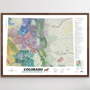 Puede incluir: Un mapa detallado de las cordilleras de Colorado, que muestra las diferentes formaciones geológicas y características geográficas. El mapa está impreso en papel blanco y enmarcado en un marco de madera marrón. El título "Colorado Mountain Ranges" está impreso en la parte inferior del mapa, junto con una pequeña ilustración de un borrego cimarrón.