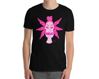 Può includere: Una maglietta nera con un'illustrazione rosa di una persona con i capelli rosa che soffia una bolla che dice "BRAT".
