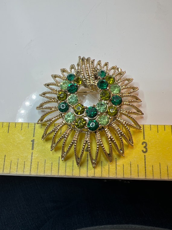 Vintage Gold Tone Brooch Green Rhinestones - image 4