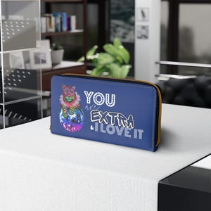 Cartera o bolso de mano elegante en color azul marino: accesorio funcional para regalar a una fashionista y organizar recibos o tarjetas