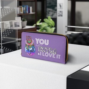 Cartera o bolso de mano morado con estilo: accesorio funcional para regalar a una fashionista y organizar recibos o tarjetas