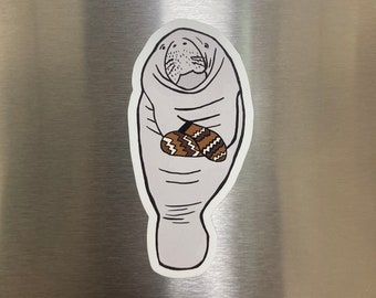 Manatee mit Fäustlingen Kühlschrankmagnet - niedlich, perfekt für Meerkuh-Geschenke!