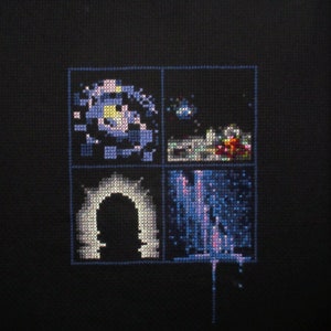 Könnte beinhalten: Ein gerahmtes Kreuzstich-Kunstwerk mit vier verschiedenen Szenen. Die Szene oben links zeigt eine Galaxie in Blau- und Lilatönen. Die Szene oben rechts zeigt eine Landschaft in Rot- und Weißtönen. Die Szene unten links zeigt eine Silhouette einer Person, die in einer Tür steht. Die Szene unten rechts zeigt ein blaues und violettes abstraktes Design.